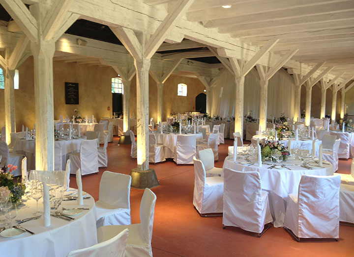 Reetscheune_eingedeckt_weiß_Seitenansicht